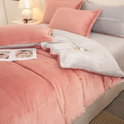 91家纺网 家纺一手货源 找家纺 念家居 2025新款压线款高克重牛奶绒四件套 杏粉+气质灰