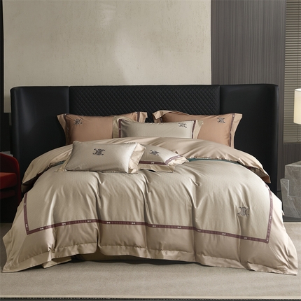 91家纺网 家纺一手货源 找家纺 名品优仓 2024新款高支高密长绒棉数码印花加织带刺绣拼角款四件套-斯琳娜 斯琳娜-流光灰