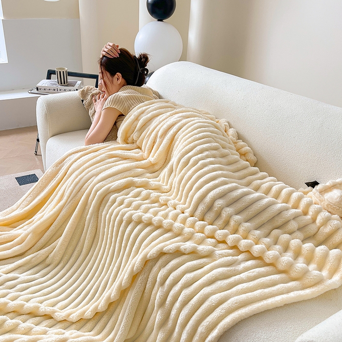 91家纺网 家纺一手货源 找家纺 千荨 2024新款宽抽条跨境高克重兔兔毛绒毛毯 兔毛奶白