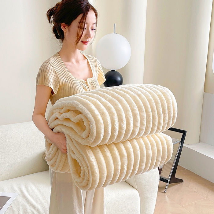 91家纺网 家纺一手货源 找家纺 千荨 2024新款宽抽条跨境高克重兔兔毛绒毛毯 兔毛奶白