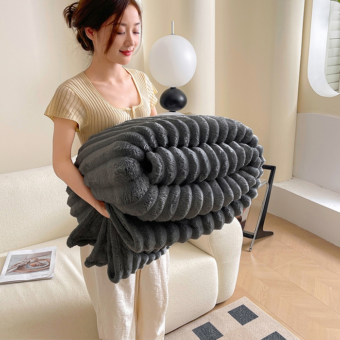 91家纺网 家纺一手货源 找家纺 千荨 2024新款宽抽条跨境高克重兔兔毛绒毛毯 兔毛深灰