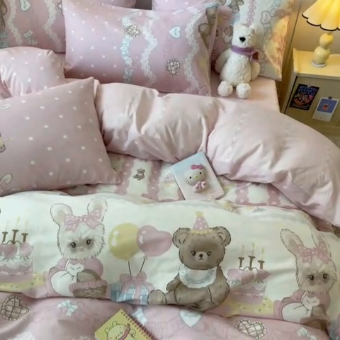 91家纺网 家纺一手货源 找家纺 2024新款全棉舒适印花四件套 气球蛋糕熊