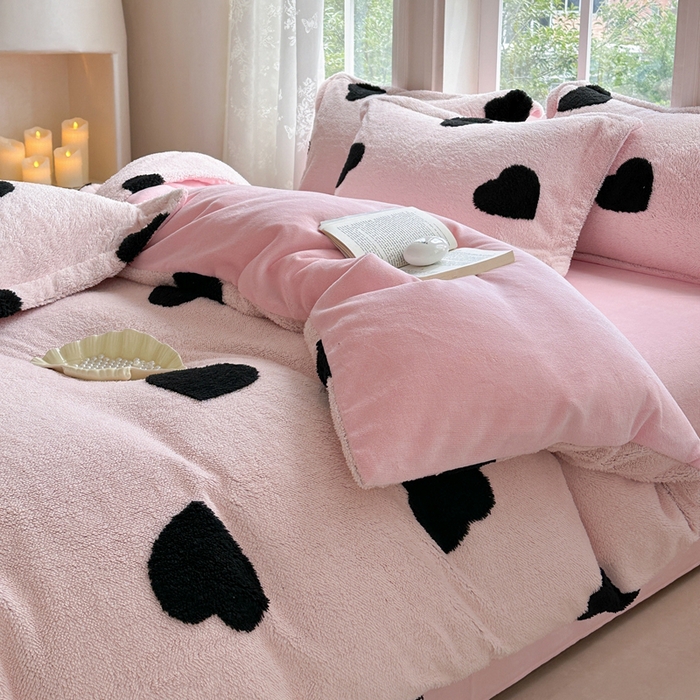 91家纺网 家纺一手货源 找家纺 萝莉家纺 2024新款加厚舒舒绒提花舒棉绒牛奶绒系列四件套 黑爱心粉