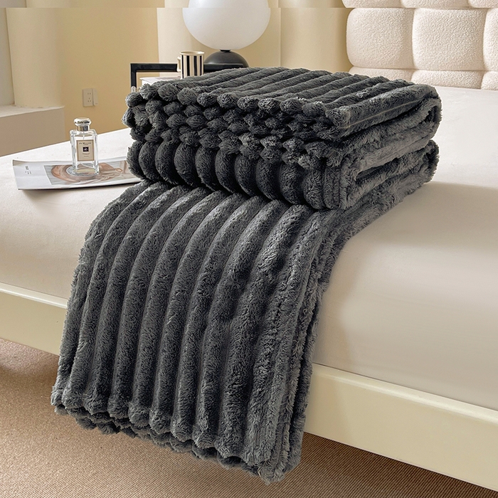 91家纺网 家纺一手货源 找家纺 千荨 2024新款宽抽条跨境高克重兔兔毛绒毛毯 兔毛深灰