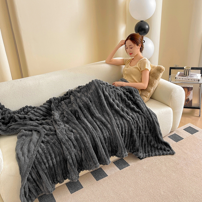 91家纺网 家纺一手货源 找家纺 千荨 2024新款宽抽条跨境高克重兔兔毛绒毛毯 兔毛深灰