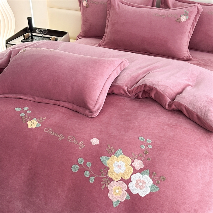 91家纺网 家纺一手货源 找家纺 恋佳居 2025新款牛奶绒180克毛巾绣四件套 荷塘晚风豆沙