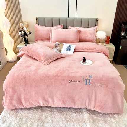 91家纺网 家纺一手货源 找家纺 逸林家纺《原希尔顿逸林》 2024新款牛奶绒绣花四件套-可可系列 可可-粉玉