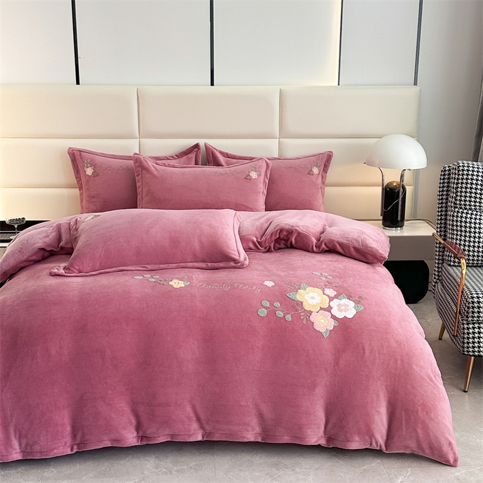 91家纺网 家纺一手货源 找家纺 恋佳居 2025新款牛奶绒180克毛巾绣四件套 荷塘晚风豆沙