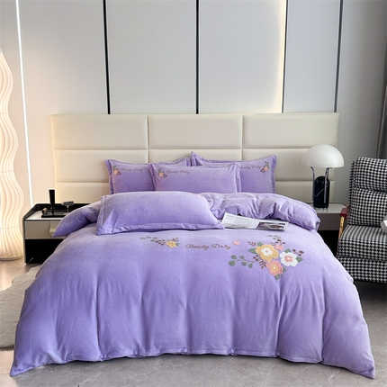 91家纺网 家纺一手货源 找家纺 （总）恋佳居 2025新款牛奶绒180克毛巾绣四件套