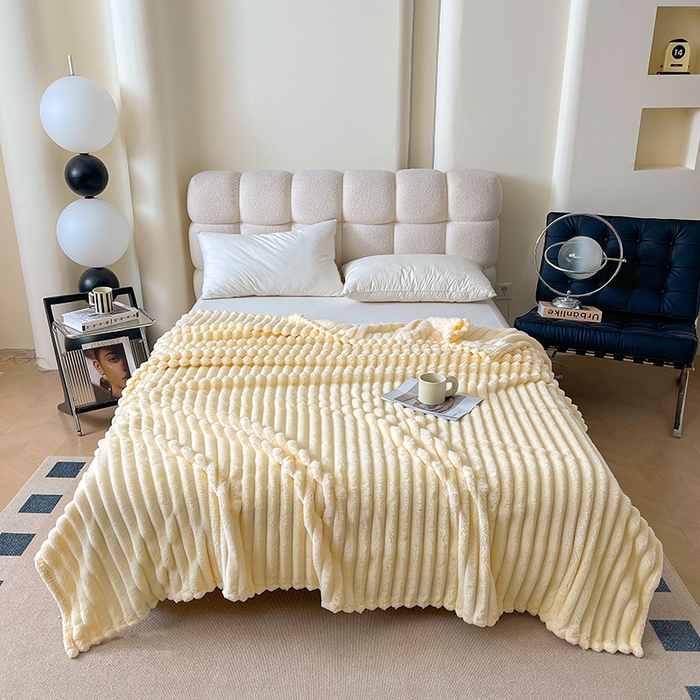 91家纺网 家纺一手货源 找家纺 千荨 2024新款宽抽条跨境高克重兔兔毛绒毛毯 兔毛奶白