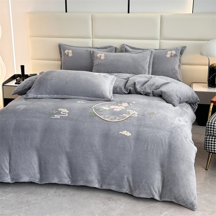 91家纺网 家纺一手货源 找家纺 恋佳居 2025新款牛奶绒180克毛巾绣四件套 花间赋灰