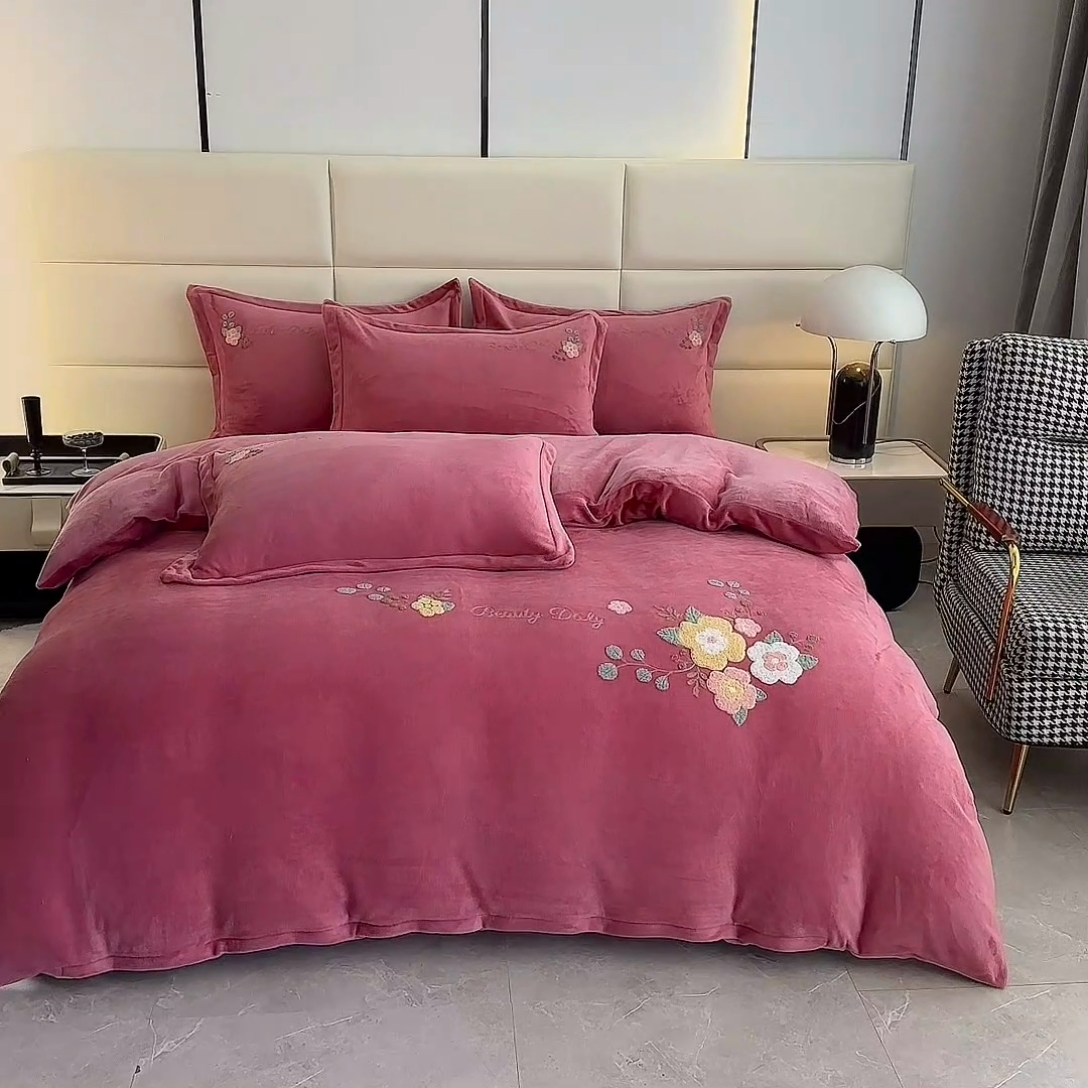 91家纺网 家纺一手货源 找家纺 恋佳居 2025新款牛奶绒180克毛巾绣四件套 荷塘晚风豆沙