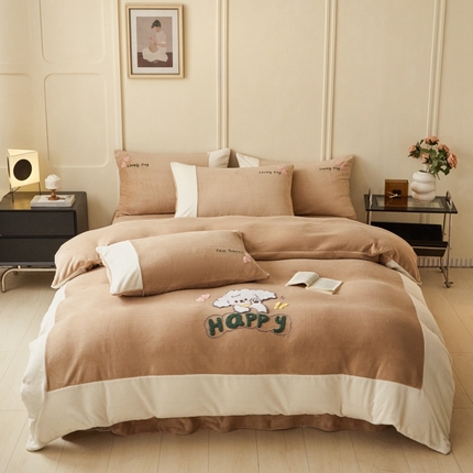 91家纺网 家纺一手货源 找家纺 恋佳居 2025新款高克重全工艺牛奶绒毛巾绣四件套 嗨皮狗咖色