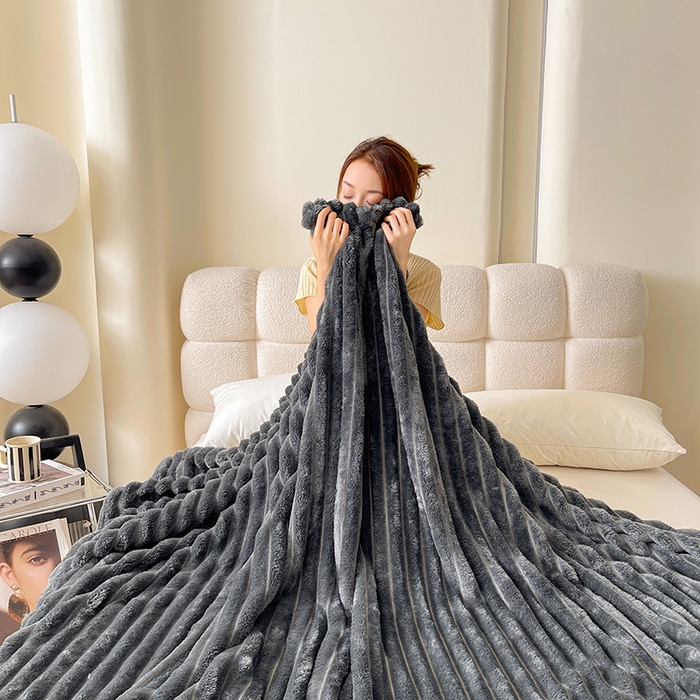 91家纺网 家纺一手货源 找家纺 千荨 2024新款宽抽条跨境高克重兔兔毛绒毛毯 兔毛深灰