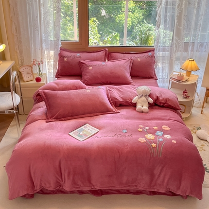 91家纺网 家纺一手货源 找家纺 （总）恋佳居 2025新款牛奶绒180克毛巾绣四件套