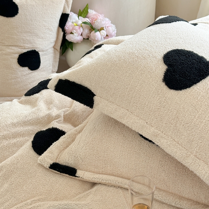 91家纺网 家纺一手货源 找家纺 萝莉家纺 2024新款加厚舒舒绒提花舒棉绒牛奶绒系列四件套 黑爱心奶咖