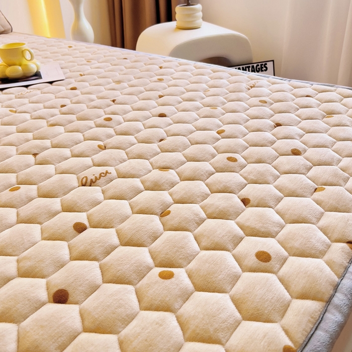 91家纺网 家纺一手货源 找家纺 情煊家纺 2024新款A类牛奶绒印花夹棉床垫 含情