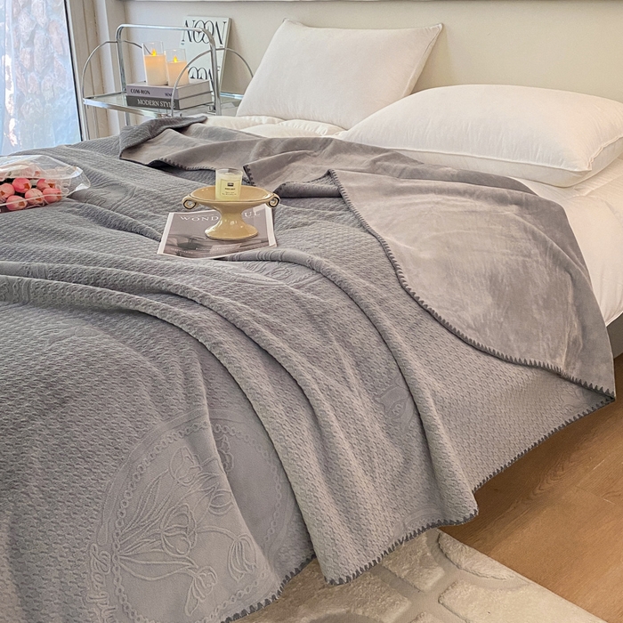 91家纺网 家纺一手货源 找家纺 胜权家纺 2024秋冬新款加厚双层婴儿绒复合雕花牛奶绒多功能毛毯盖毯空调毯子 布鲁克林灰