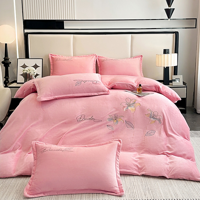 91家纺网 家纺一手货源 找家纺 陌乘坊家纺 2024新款高克重牛奶绒刺绣四件套-百合系列 百合-樱花粉