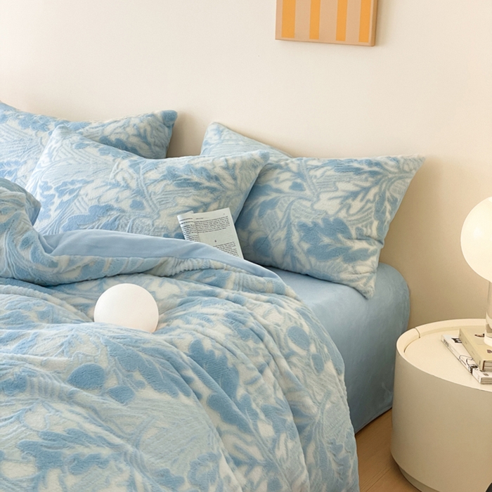 91家纺网 家纺一手货源 找家纺 金爱家 2024新品全消光A类纯色獭兔毛绒立体牛奶绒兔毛雕花350克四件套 兔毛罗曼蒂蓝色