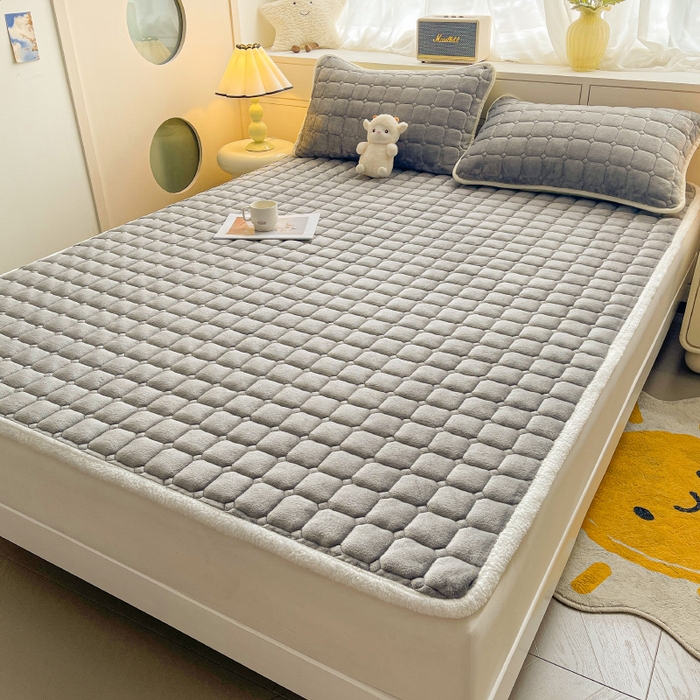 91家纺网 家纺一手货源 找家纺 眠势力 2025新款牛奶绒床垫保暖床褥子夹棉加厚秋冬季印花床护垫 高冷灰