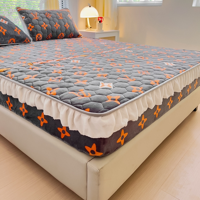 91家纺网 家纺一手货源 找家纺 情煊家纺 2024新款保暖牛奶绒夹棉床笠-花边款 大牌风范-花边款