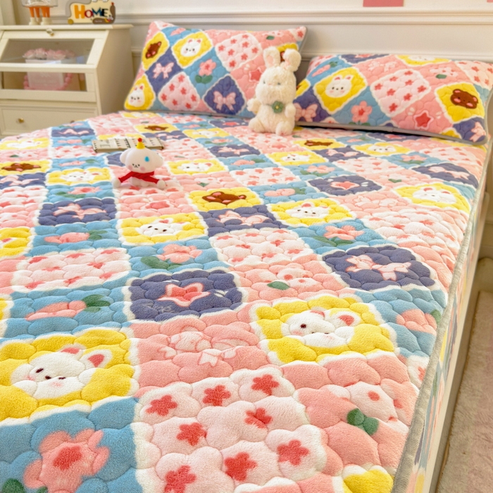 91家纺网 家纺一手货源 找家纺 丝羽坊 2024新款A类加厚牛奶绒夹棉床笠 甜蜜时光