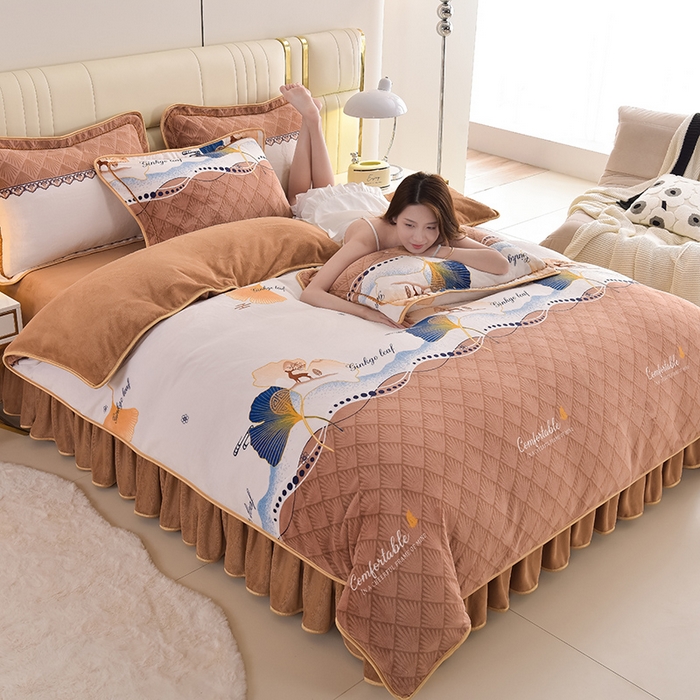 91家纺网 家纺一手货源 找家纺 曼尼家纺2025高克重直播印花床裙款法莱绒金貂珊瑚绒牛奶绒四件套 一鹿有你