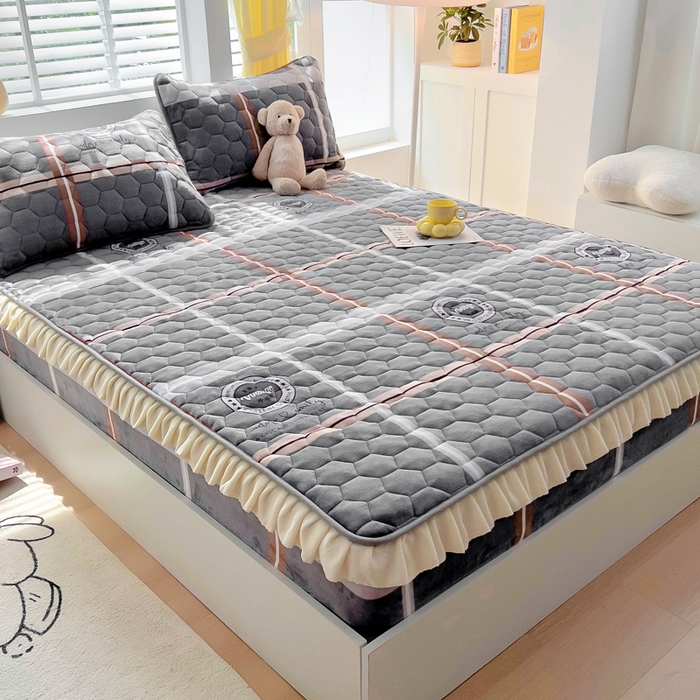 91家纺网 家纺一手货源 找家纺 情煊家纺 2024新款保暖牛奶绒夹棉床笠-花边款 宝利格-花边款