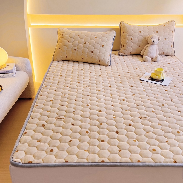 91家纺网 家纺一手货源 找家纺 情煊家纺 2024新款A类牛奶绒印花夹棉床垫 含情