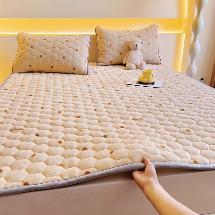 91家纺网 家纺一手货源 找家纺 情煊家纺 2024新款A类牛奶绒印花夹棉床垫 含情