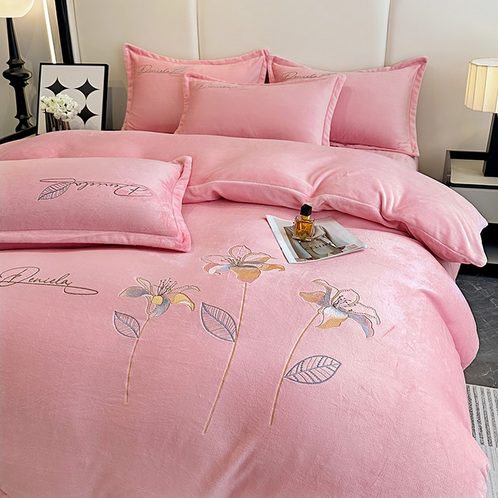 91家纺网 家纺一手货源 找家纺 陌乘坊家纺 2024新款高克重牛奶绒刺绣四件套-百合系列 百合-樱花粉