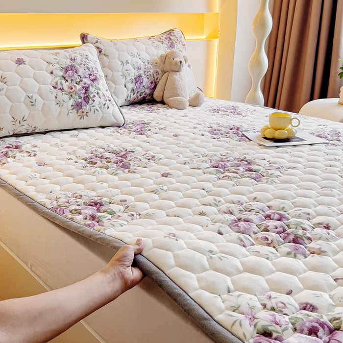 91家纺网 家纺一手货源 找家纺 情煊家纺 2024新款A类牛奶绒印花夹棉床垫 情谊绵绵