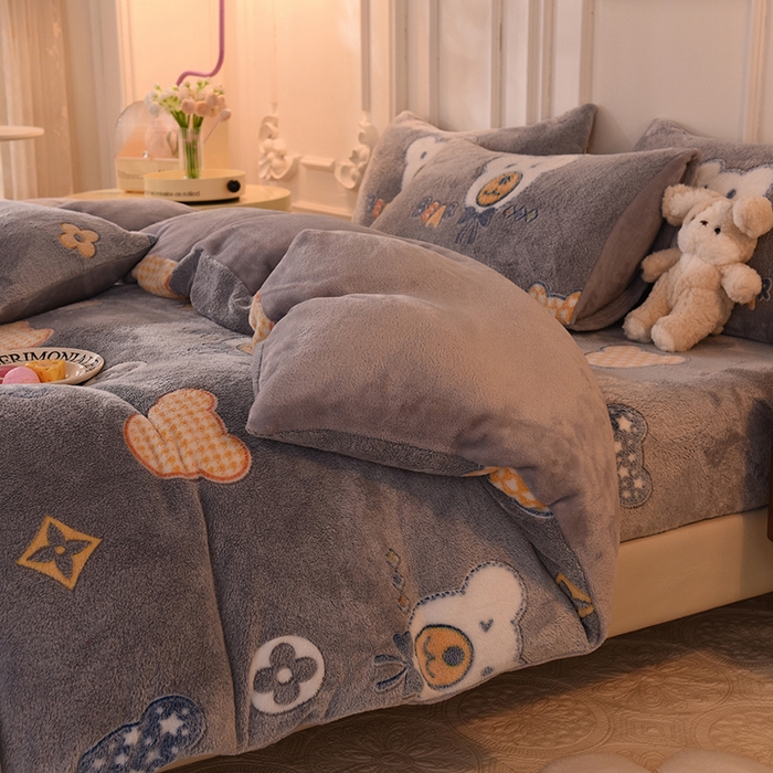 91家纺网 家纺一手货源 找家纺 慕梵家居 2024新款雪花绒卡通四件套 绅士熊