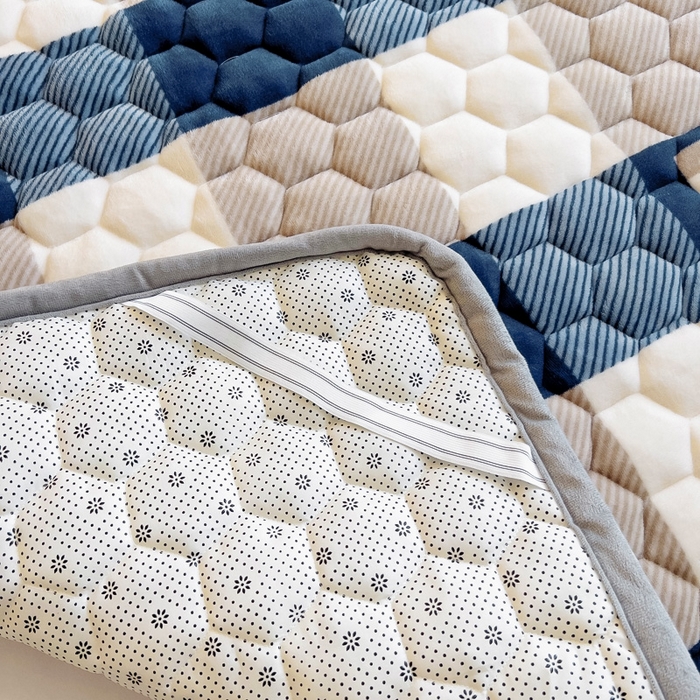 91家纺网 家纺一手货源 找家纺 情煊家纺 2024新款A类牛奶绒印花夹棉床垫 蓝大格