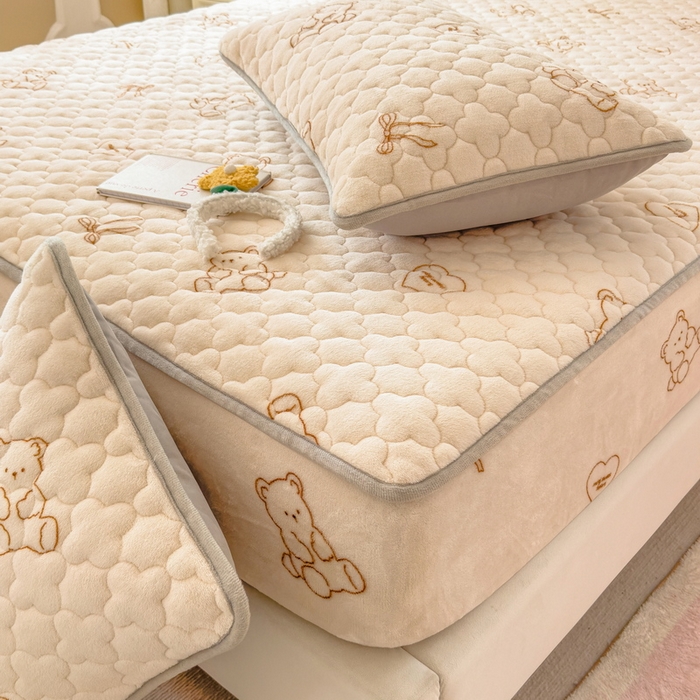 91家纺网 家纺一手货源 找家纺 丝羽坊 2024新款A类加厚牛奶绒夹棉床笠 奶咖小熊