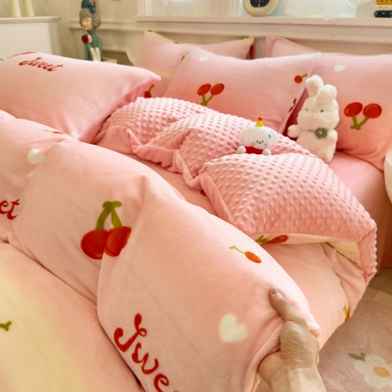 91家纺网 家纺一手货源 找家纺 （总）悦织语 2025秋冬新品200克加厚A面印花牛奶绒+B面牛奶绒豆豆四件套