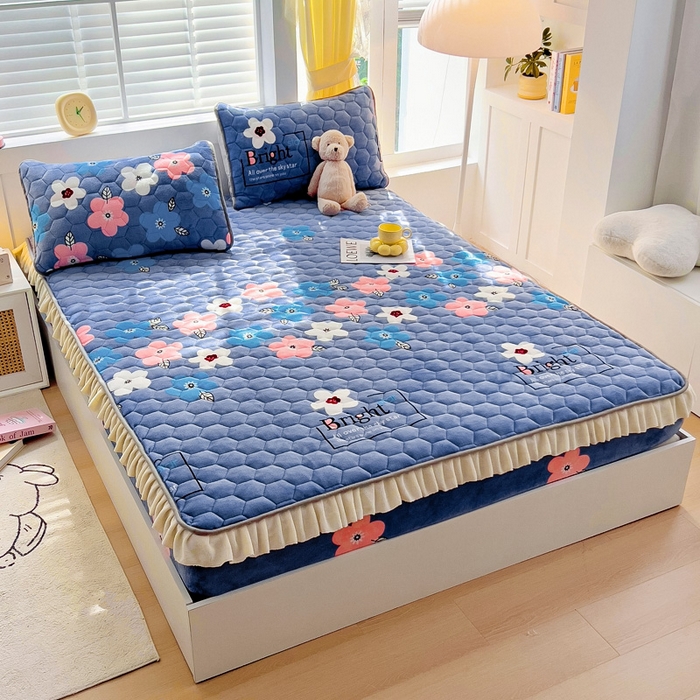 91家纺网 家纺一手货源 找家纺 情煊家纺 2024新款保暖牛奶绒夹棉床笠-花边款 绚丽人生-花边款