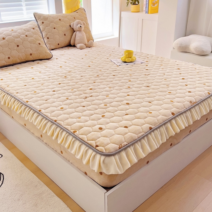 91家纺网 家纺一手货源 找家纺 情煊家纺 2024新款保暖牛奶绒夹棉床笠-花边款 含情-花边款