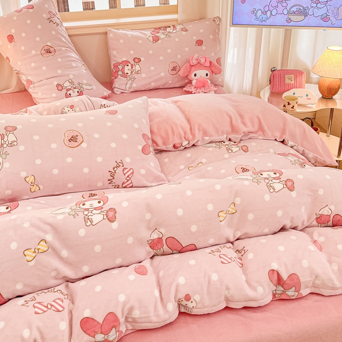 91家纺网 家纺一手货源 找家纺 桃子家居 2024新款三丽鸥卡通加厚高克重200克牛奶绒系列四件套 绒三丽鸥-草莓甜点美乐蒂