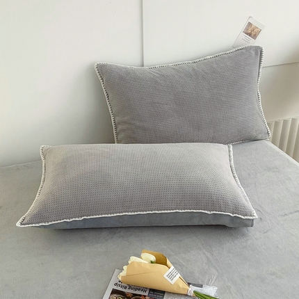 91家纺网 家纺一手货源 找家纺 丽涵家纺 2024秋冬新品牛奶绒华夫格雕花单品枕套 华夫格-高级灰