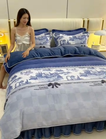 91家纺网 家纺一手货源 找家纺 曼尼家纺2025高克重直播印花床裙款法莱绒金貂珊瑚绒牛奶绒四件套 水墨江南