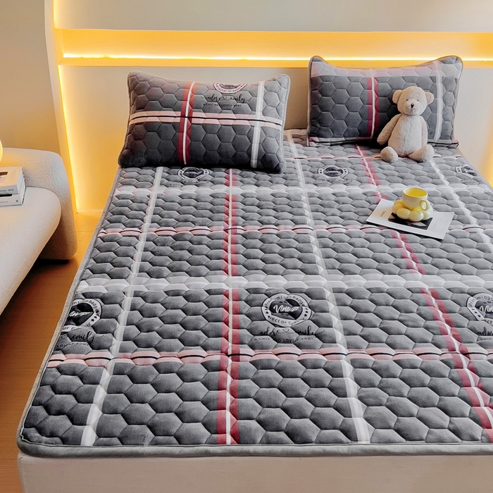 91家纺网 家纺一手货源 找家纺 情煊家纺 2024新款A类牛奶绒印花夹棉床垫 宝利格