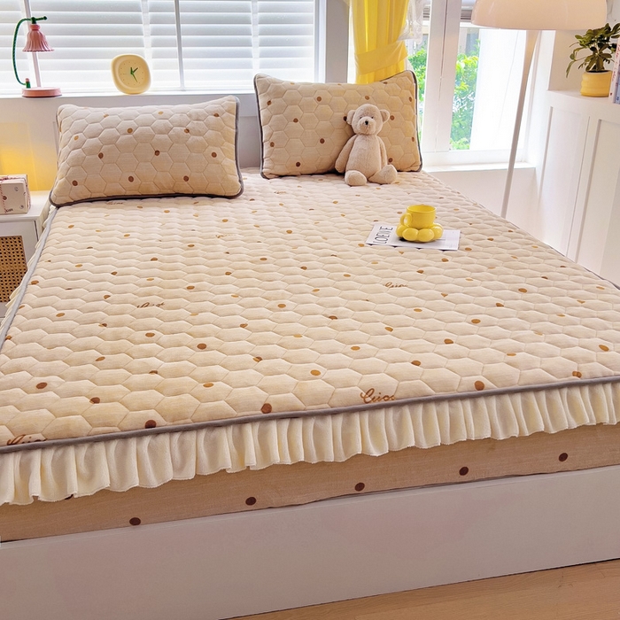 91家纺网 家纺一手货源 找家纺 情煊家纺 2024新款保暖牛奶绒夹棉床笠-花边款 含情-花边款