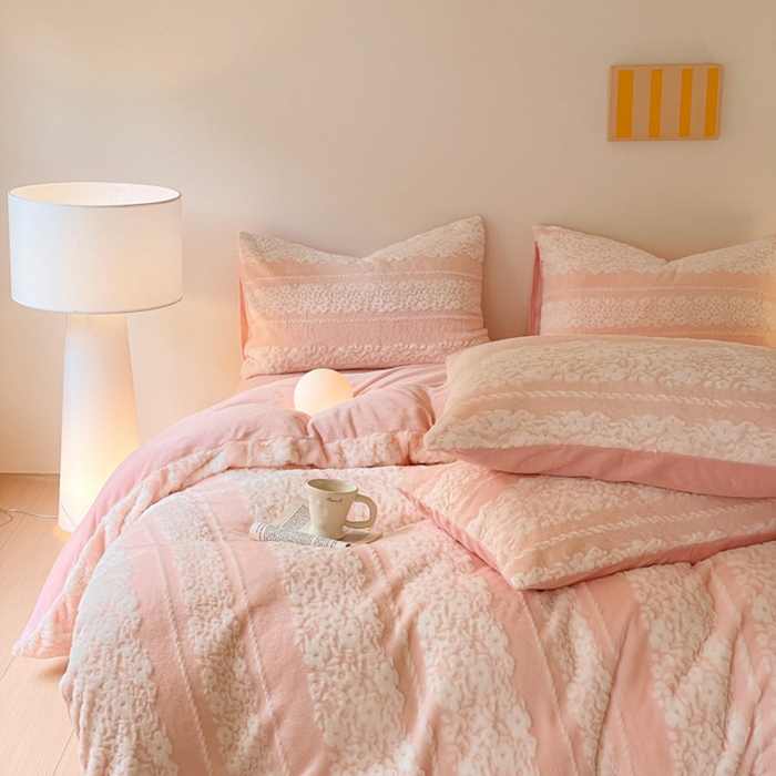 91家纺网 家纺一手货源 找家纺 金爱家 2024新品全消光A类纯色獭兔毛绒立体牛奶绒兔毛雕花350克四件套 兔毛百合花粉色