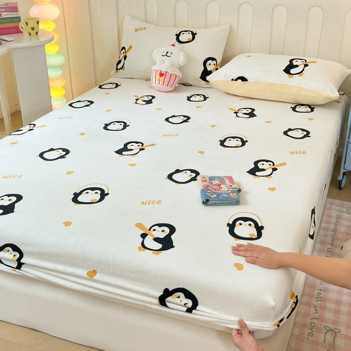 91家纺网 家纺一手货源 找家纺  星座家纺 2025新款小清新牛奶绒单床笠 字母企鹅