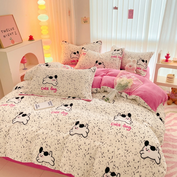 91家纺网 家纺一手货源 找家纺 呗旺鹿 2024新款高克重印花牛奶绒四件套 波点狗狗