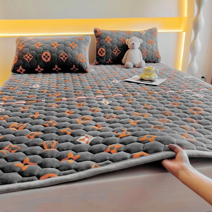 91家纺网 家纺一手货源 找家纺 （总）情煊家纺 2024新款A类牛奶绒夹棉床垫牛奶绒床垫三件套