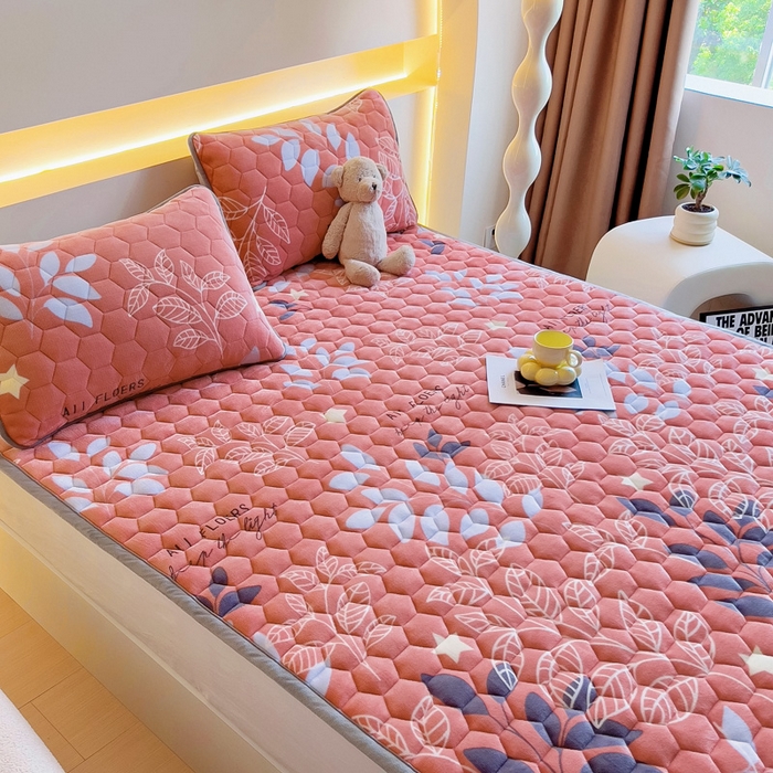 91家纺网 家纺一手货源 找家纺 情煊家纺 2024新款A类牛奶绒印花夹棉床垫 叶语柔情