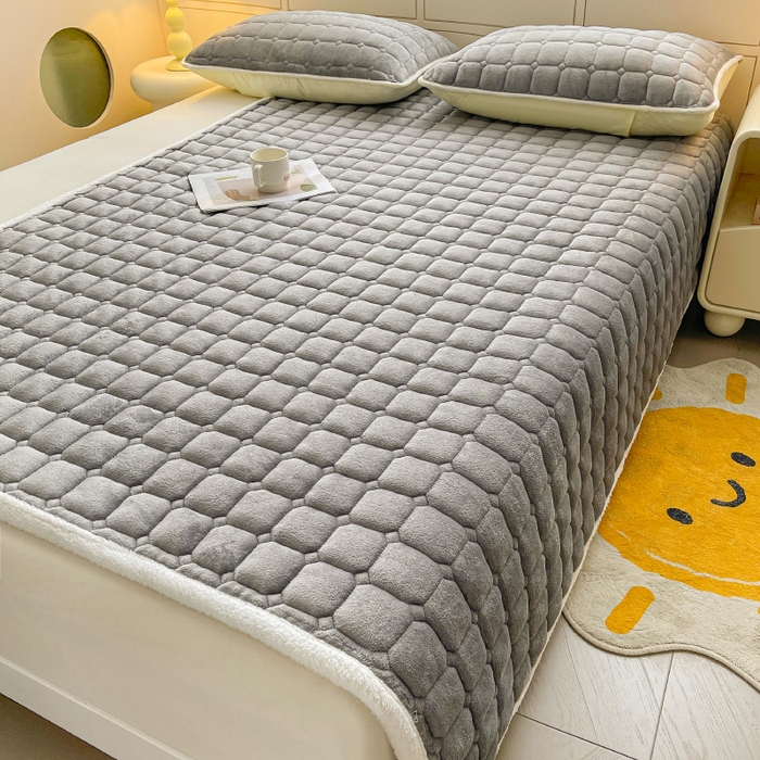 91家纺网 家纺一手货源 找家纺 眠势力 2025新款牛奶绒床垫保暖床褥子夹棉加厚秋冬季印花床护垫 高冷灰